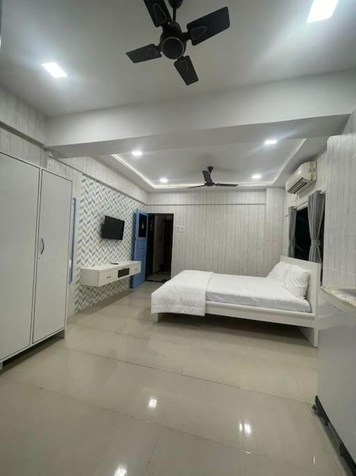 Basti 1, Khar West, Near Carter Road * Mumbai