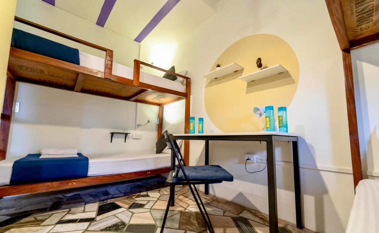 Hostel Locomo Og - Work Eat Mumbai