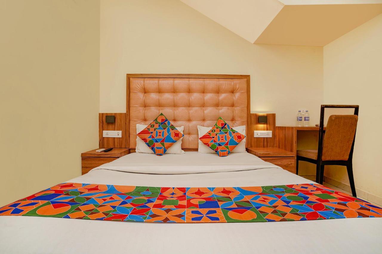 Fabexpress Emerald Hotel