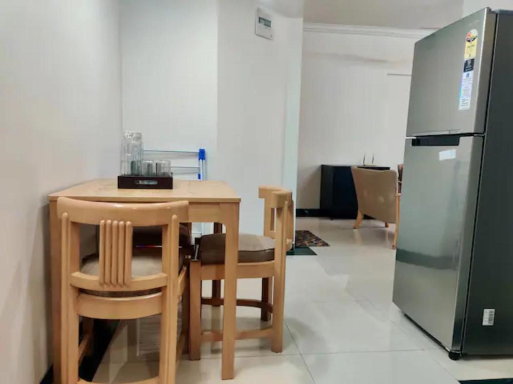 2 Bhk Cozy W/ Netflix And Wifi In Bandra * Mumbai
