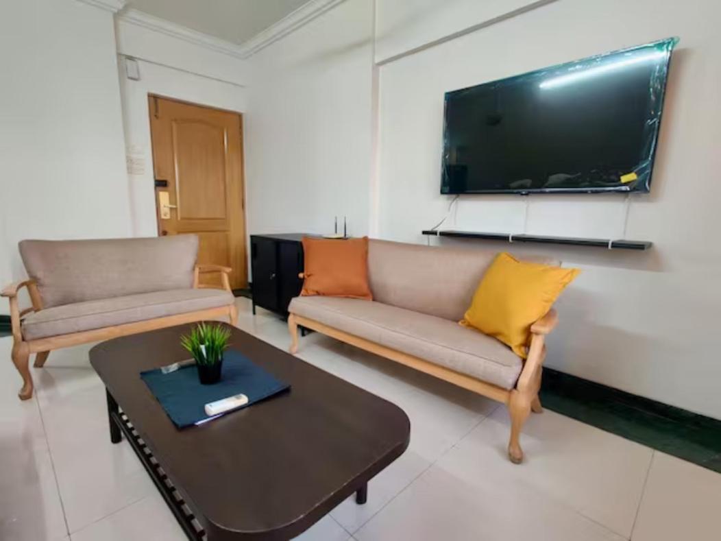 2 Bhk Cozy W/ Netflix And Wifi In Bandra