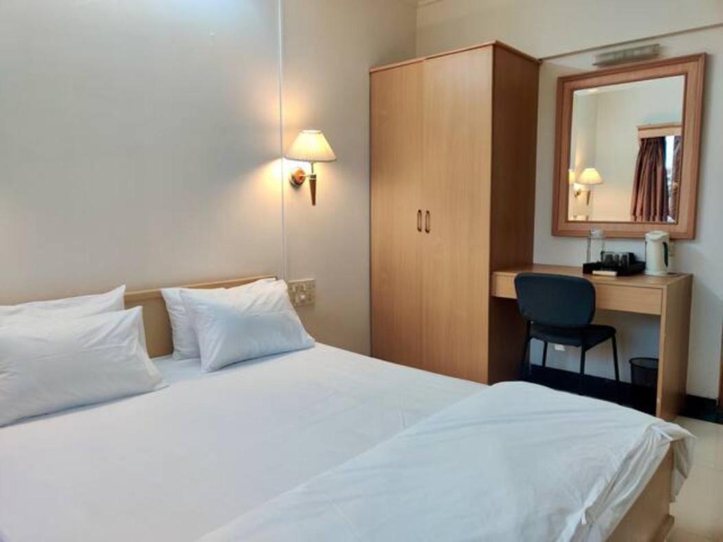 Apartment 2 Bhk Cozy W/ Netflix And Wifi In Bandra *