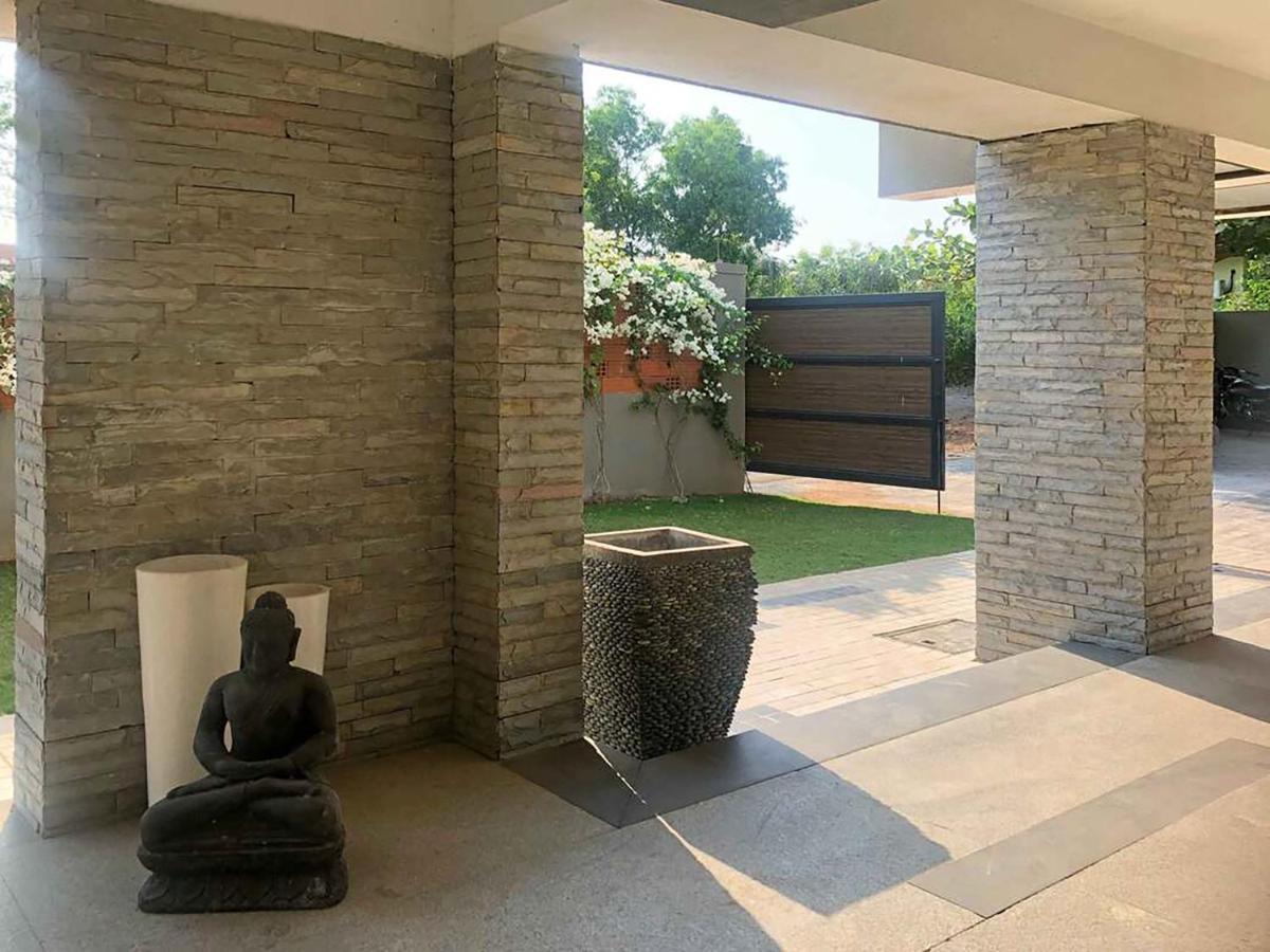 Oceanfront 4 Bed Private Pool Gorai Near Holiday home