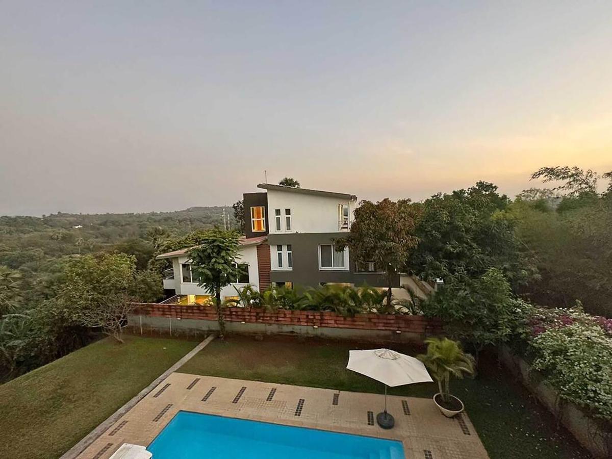Oceanfront 4 Bed Private Pool Gorai Near Holiday home