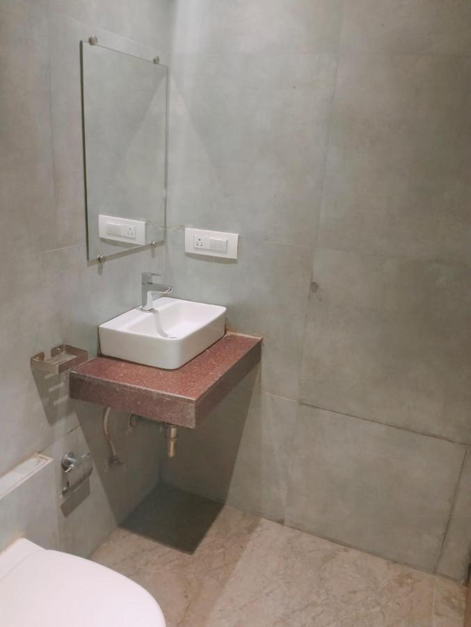 Hotel Adams Near Airport