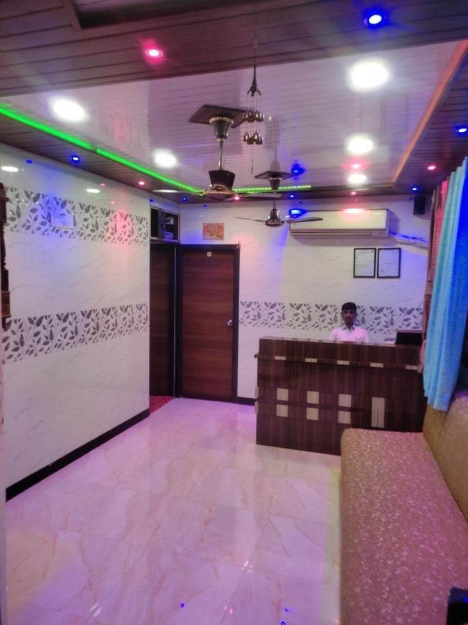 Madhu Palace Lodging *