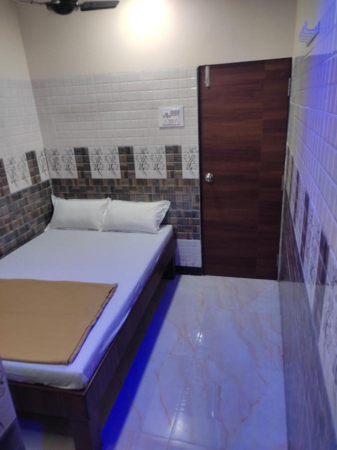 Madhu Palace Lodging