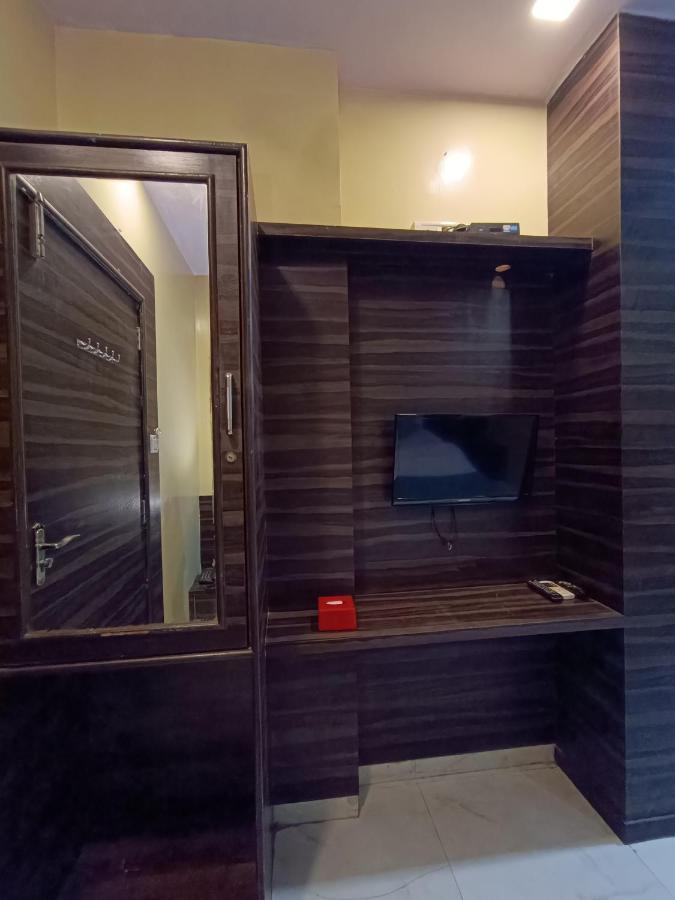 Amber-colaba 3*