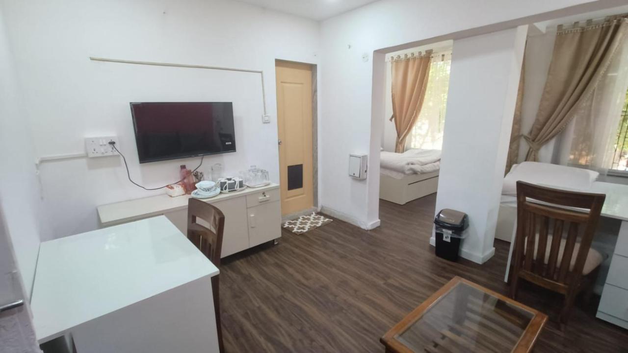 Spacious For 6 In Near Kokilaben Hospital, Andheri West Mumbai