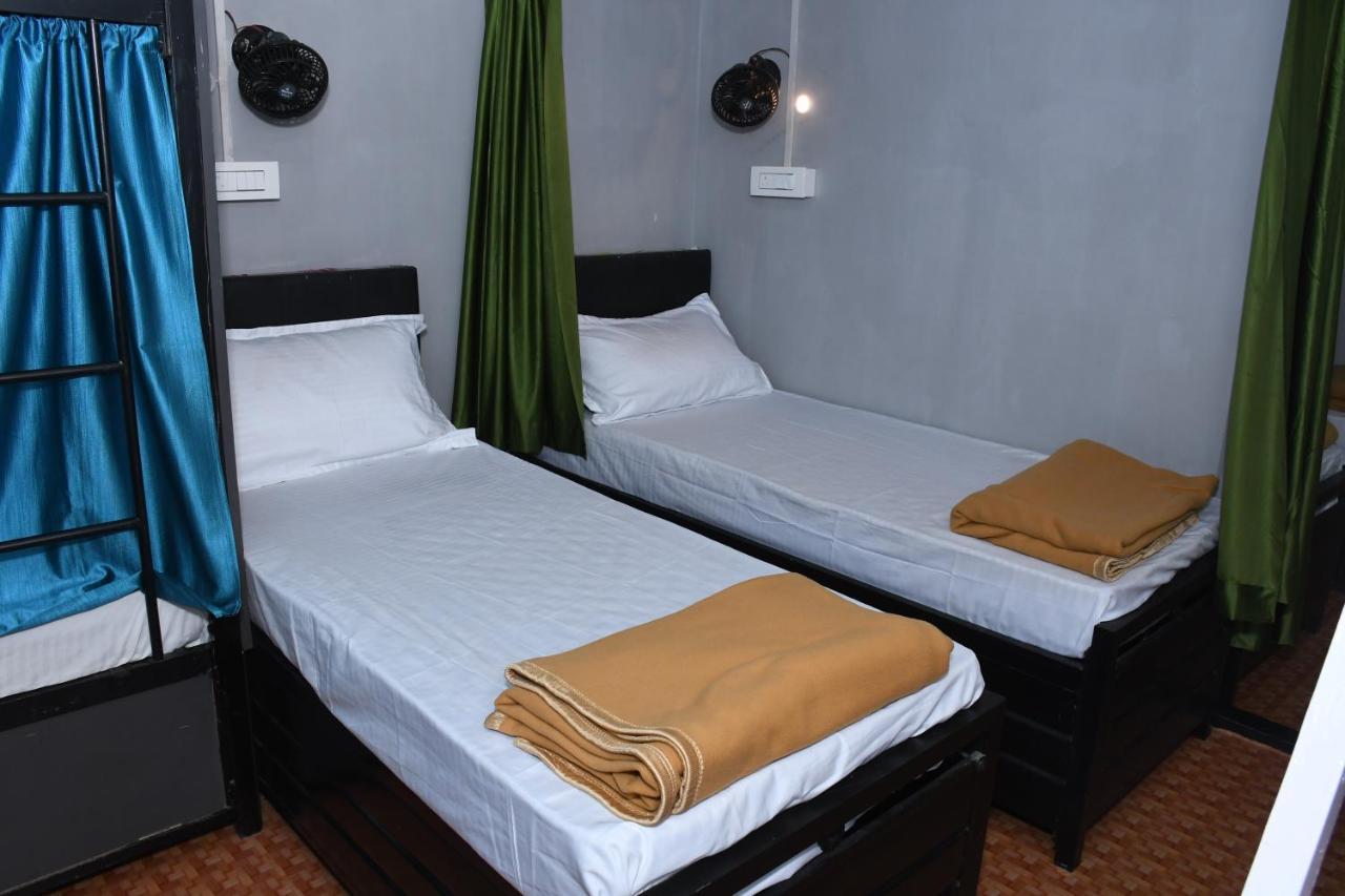 Hangout For Male & Female Marol Hostel *