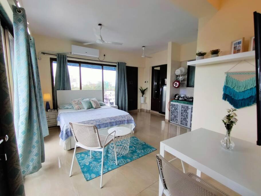 Apartment 7 - Studio Velankanni Heights, Behaind Nanavati Hospital, Vile Parle By Connekt Homes *