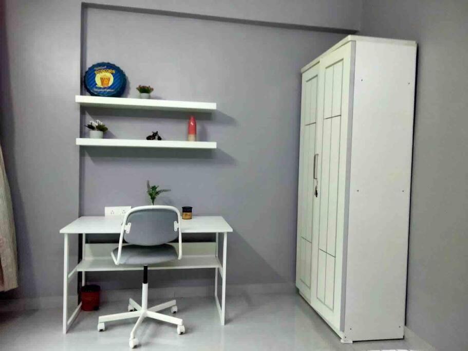Apartamento Angel Views 101, Chapel Road, Bandra West By Connekt Homes Bombaim