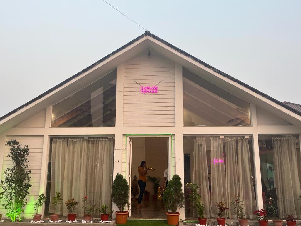 Villa White House