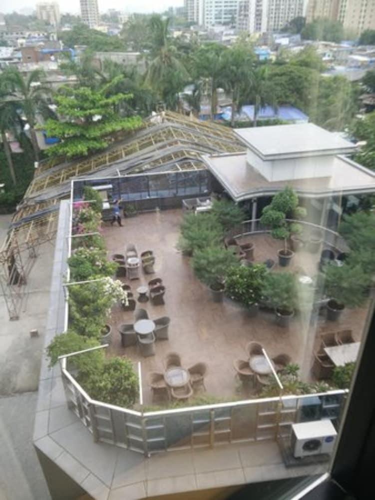 Hotel Peninsula Grand 4*