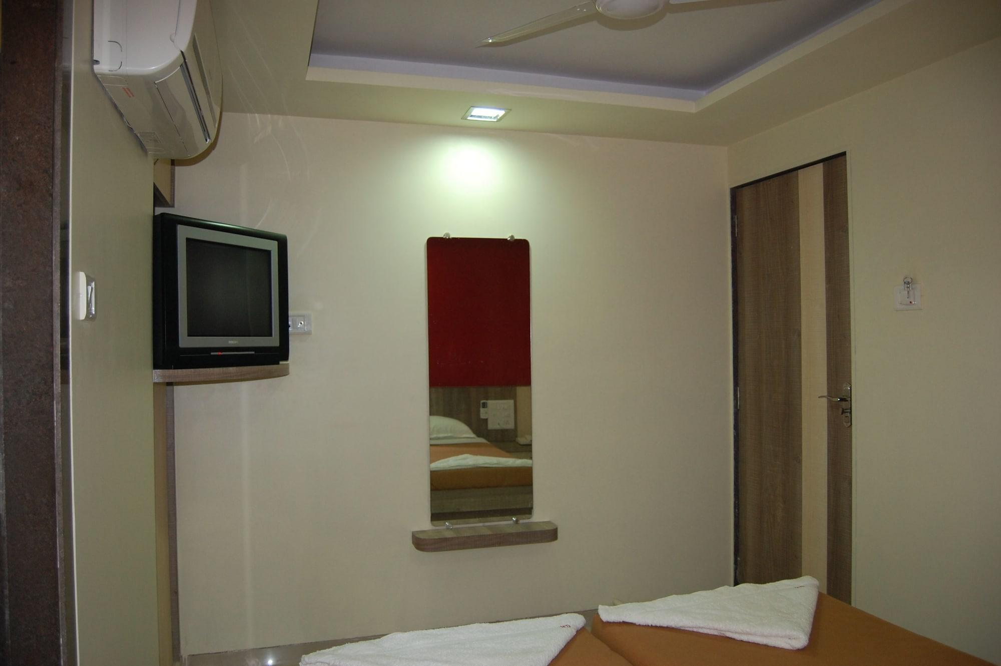 Hotel Oyo 8311 Galaxy Residency 3*