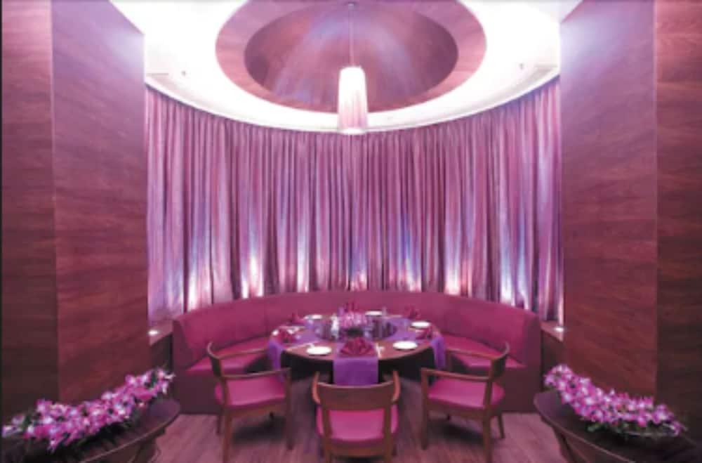 Hotel The Retreat & Convention Centre Mumbai