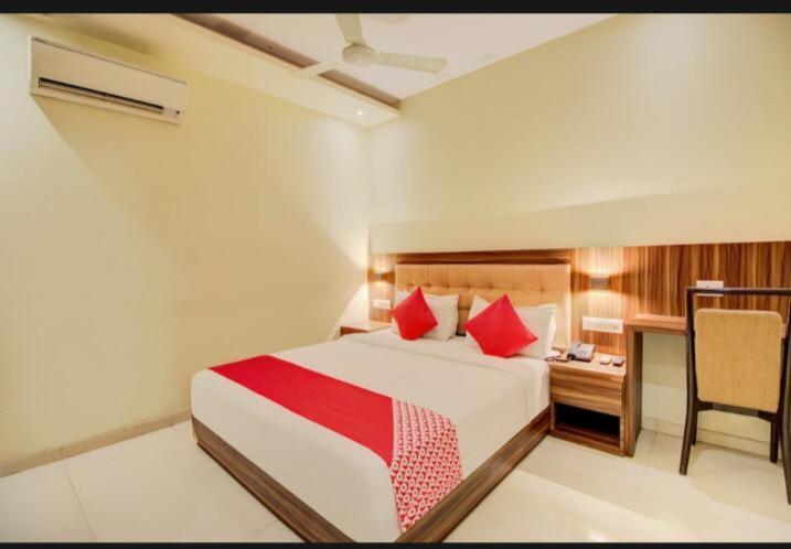 Emerald Near T2 International Airport 3* Mumbai
