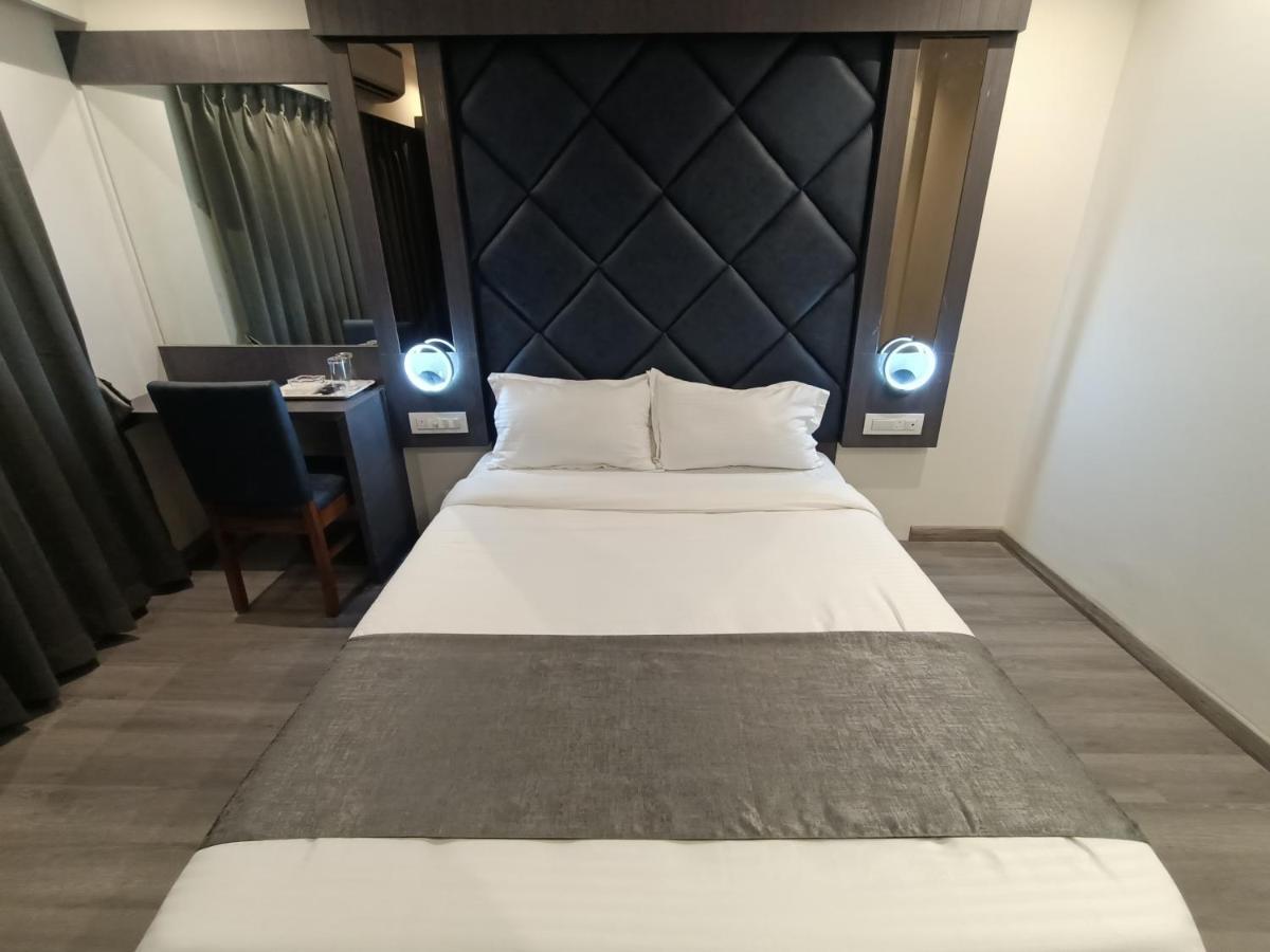 Classio Andheri - Near Dn Nagar Metro Station Hotel