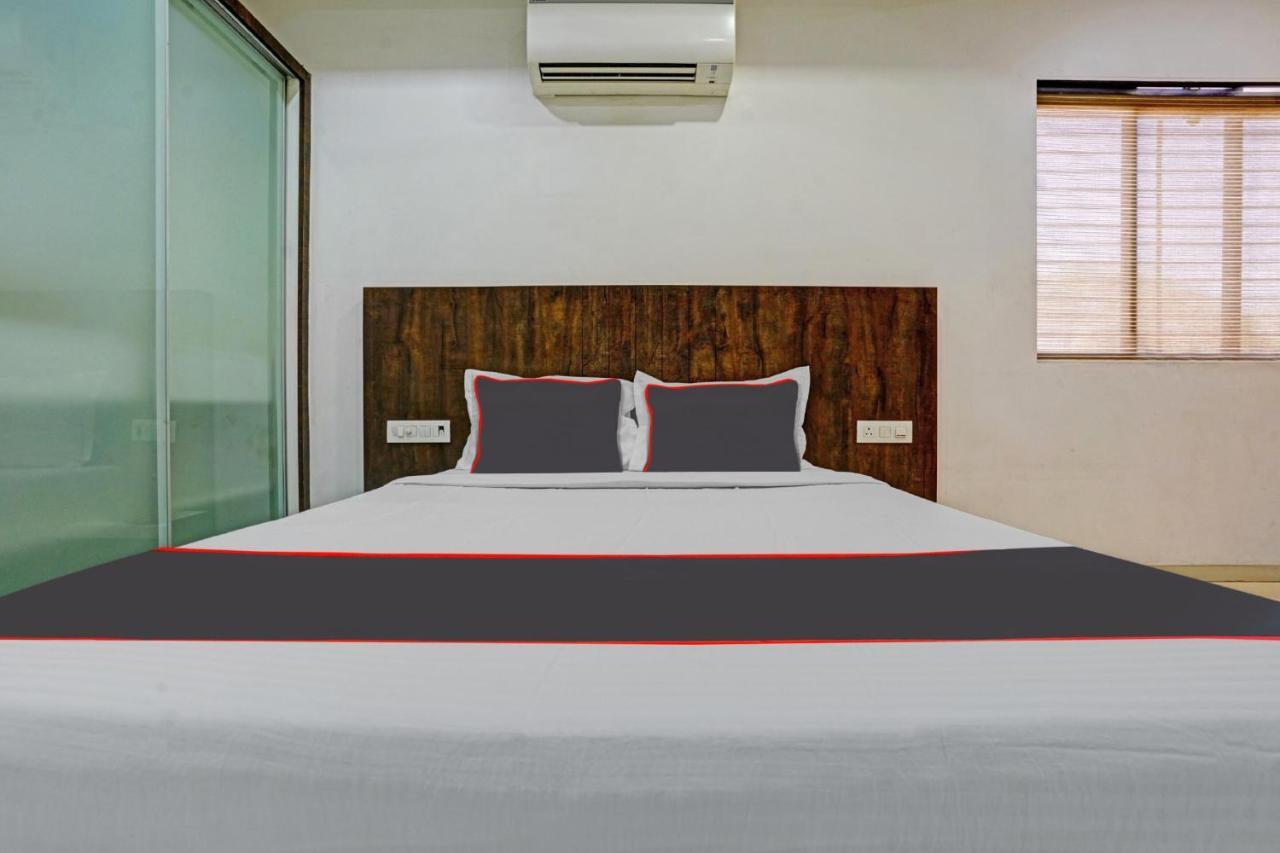 Collection O 81152 Krishna Hotel Bombaim