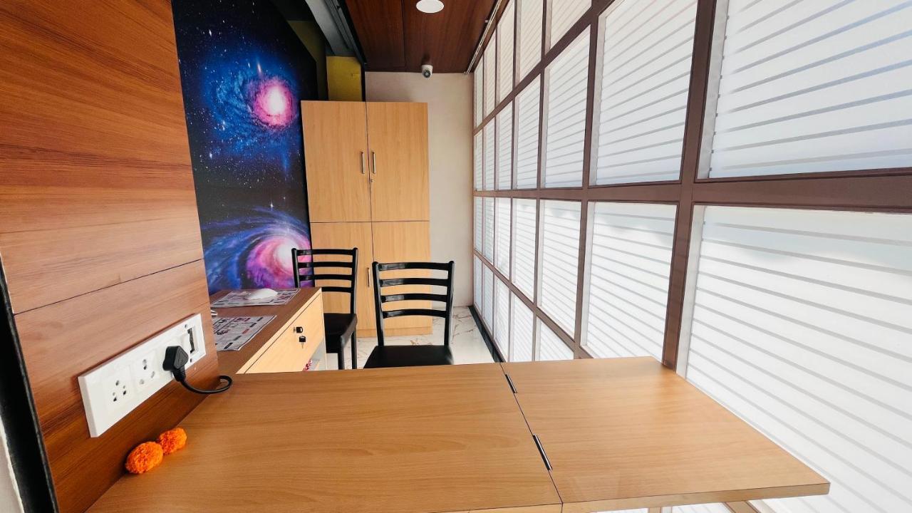 Astropods Capsule hotel *