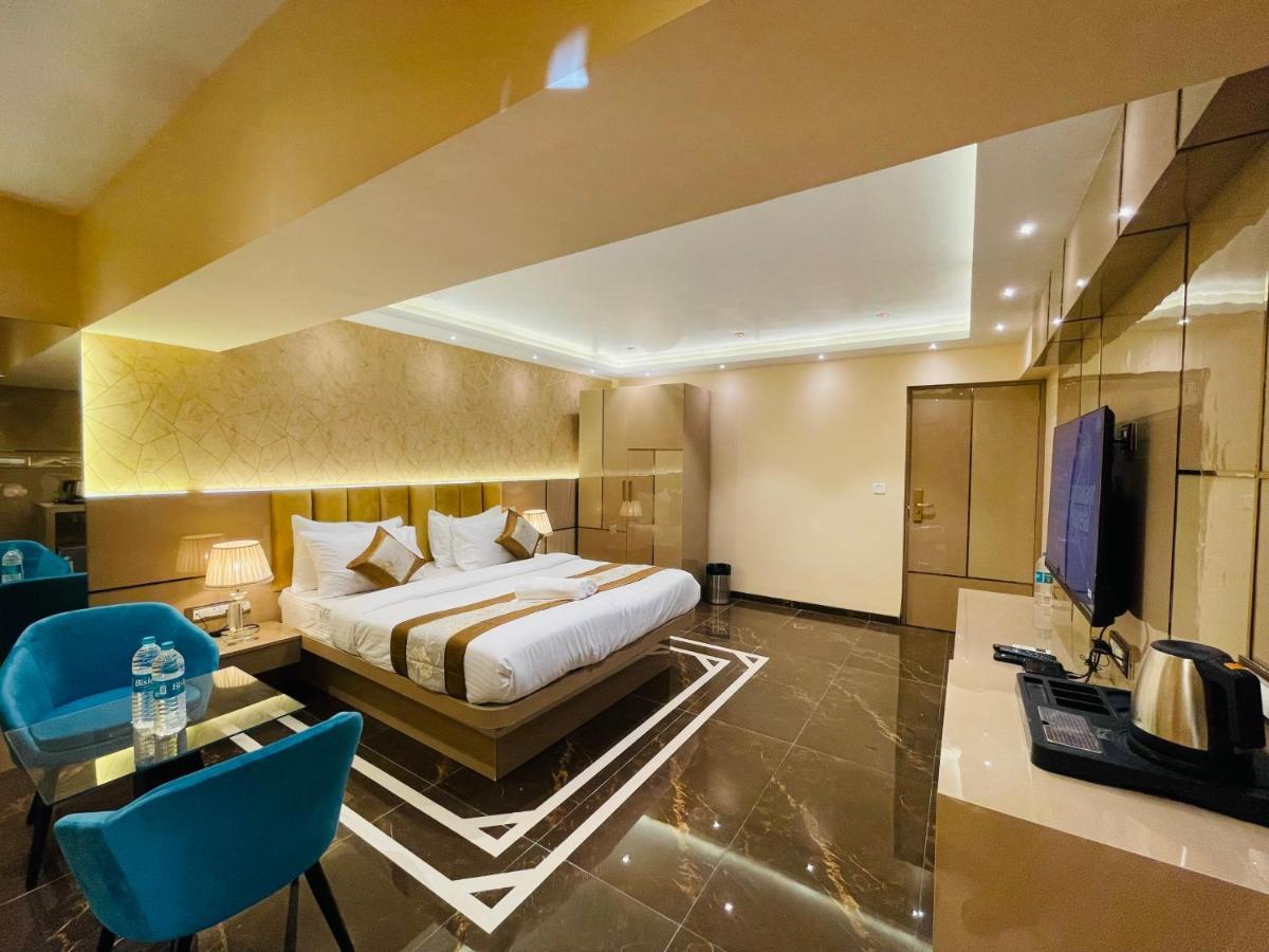 Home2 Renaissance Club