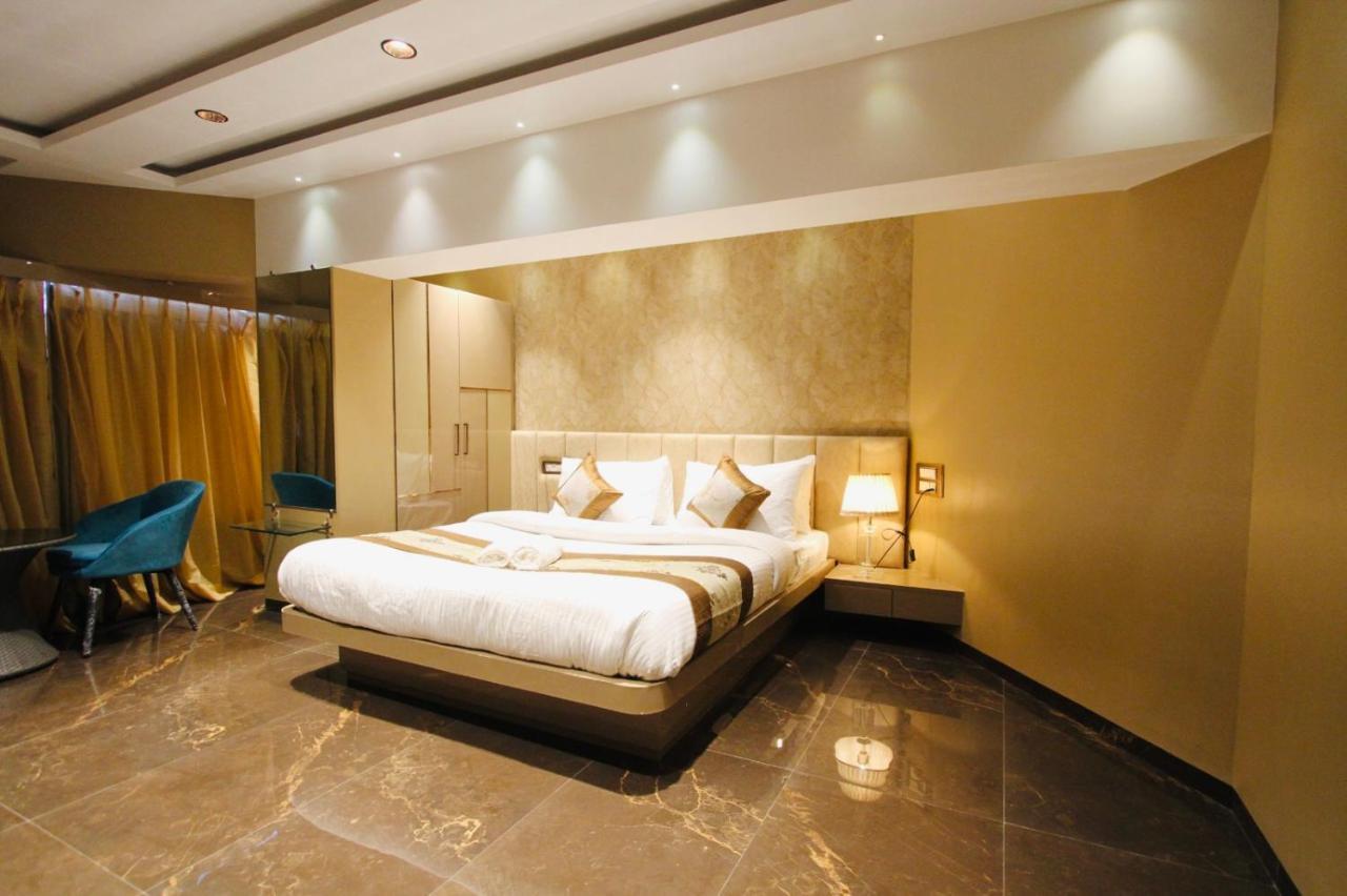 Home2 Renaissance Club