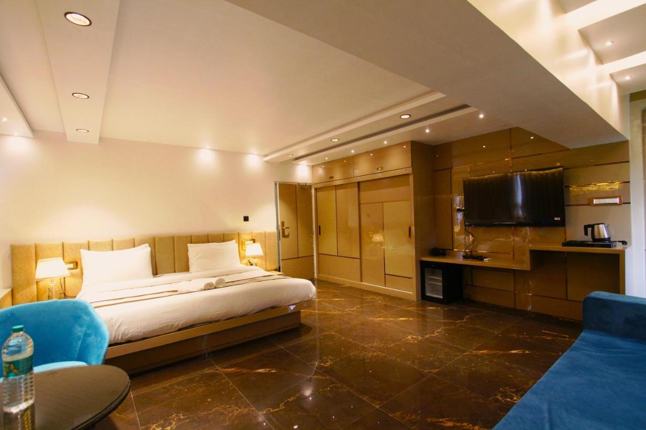 Home2 Renaissance Club