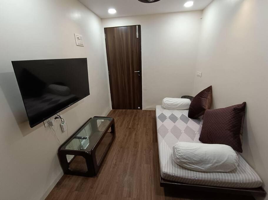 Apartment Private Studio In South Mumbai's Heart *