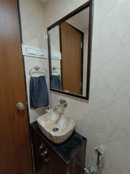 Apartment Private Studio In South Mumbai's Heart