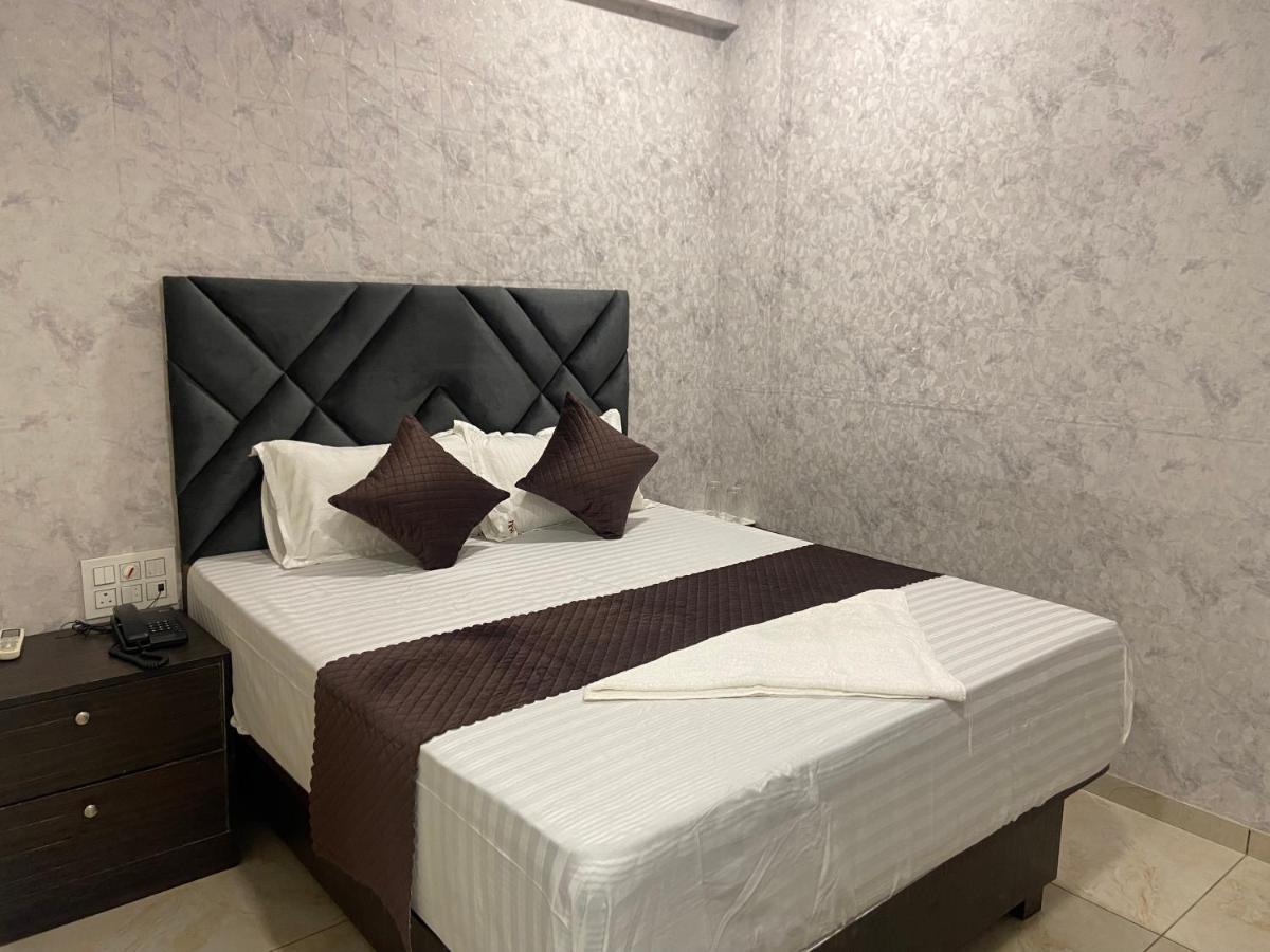 Classio - Near Kokilaben Hospital, Andheri West Bombaim