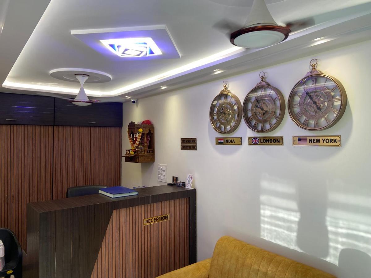 Hotel Classio - Near Kokilaben Hospital, Andheri West Bombaim