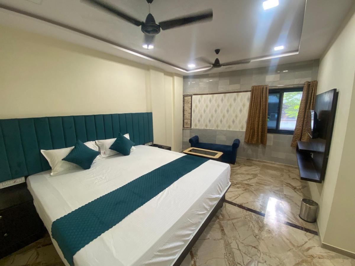 Classio - Near Kokilaben Hospital, Andheri West Bombaim