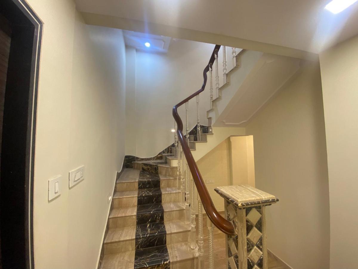 Hotel Classio - Near Kokilaben Hospital, Andheri West Bombaim