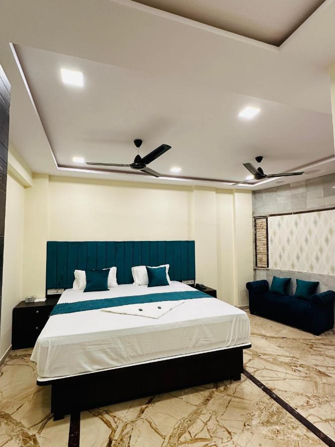 Classio - Near Kokilaben Hospital, Andheri West 3*