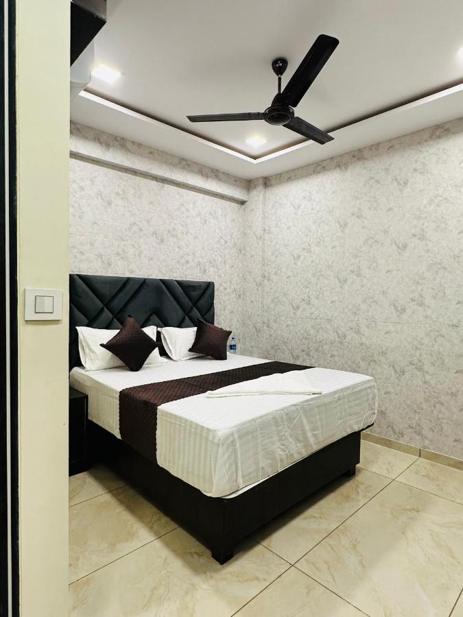 Hotel Classio - Near Kokilaben Hospital, Andheri West Bombaim