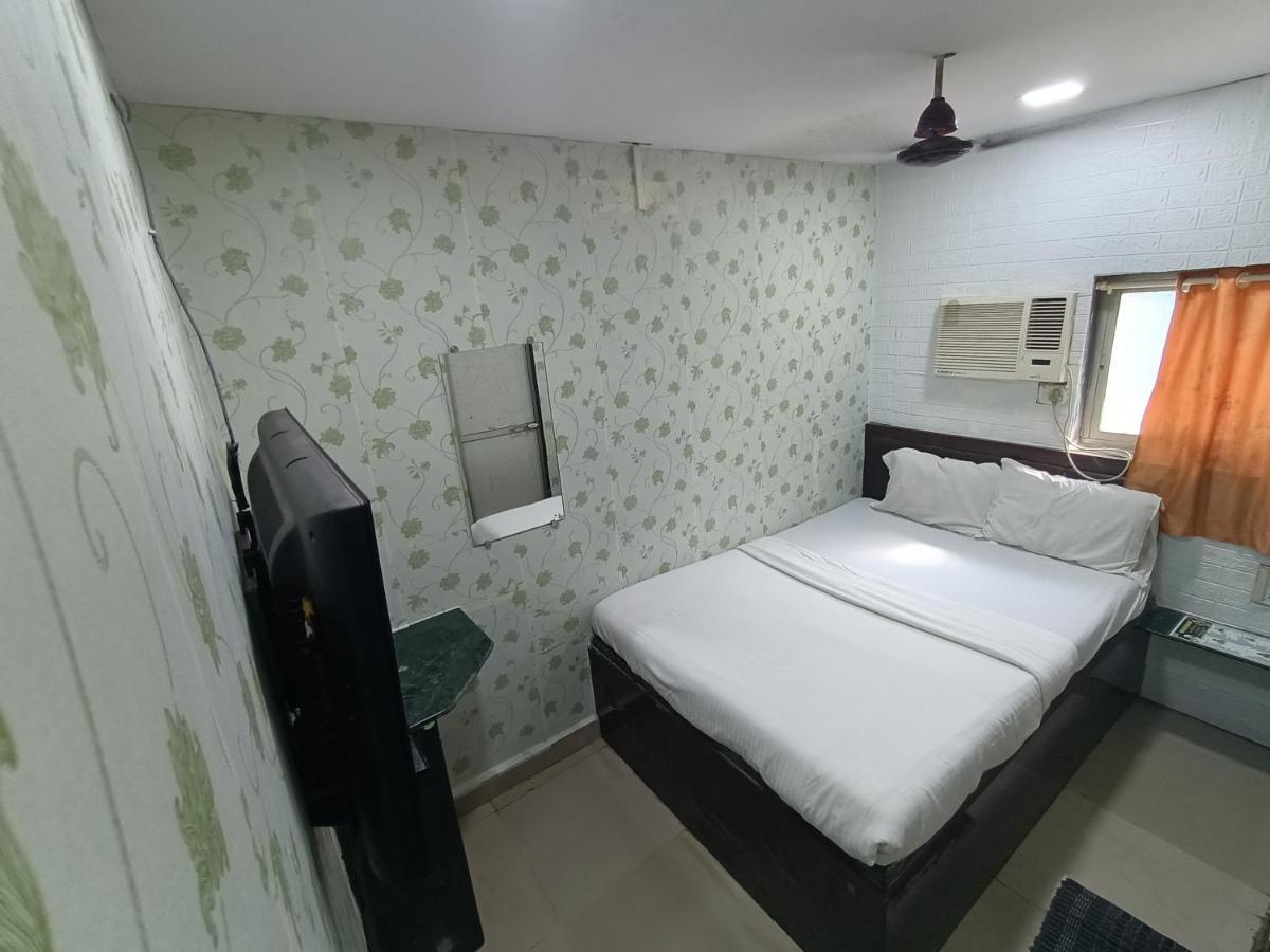 Guest house Ovo Residency Near Masjid Bunder Railway Station *