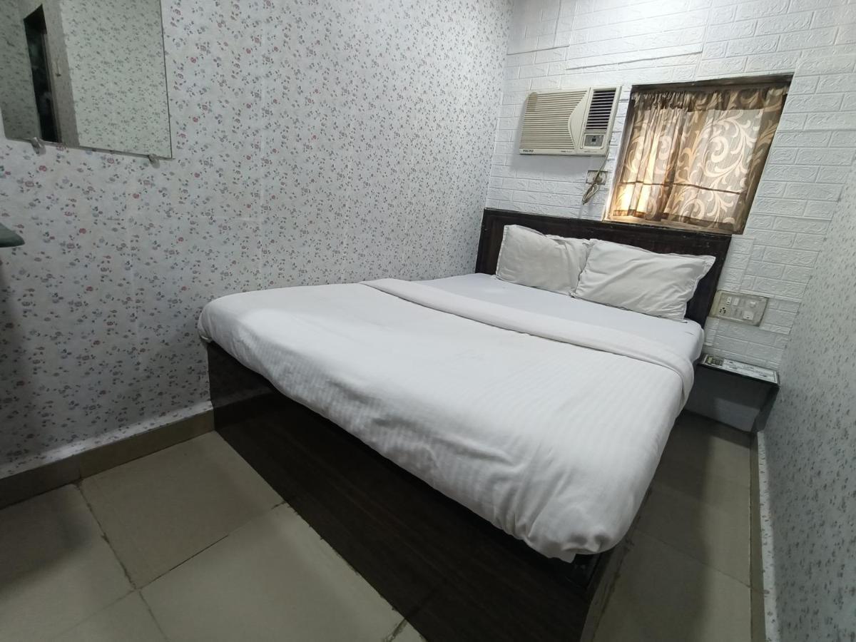 Guest house Ovo Residency Near Masjid Bunder Railway Station *