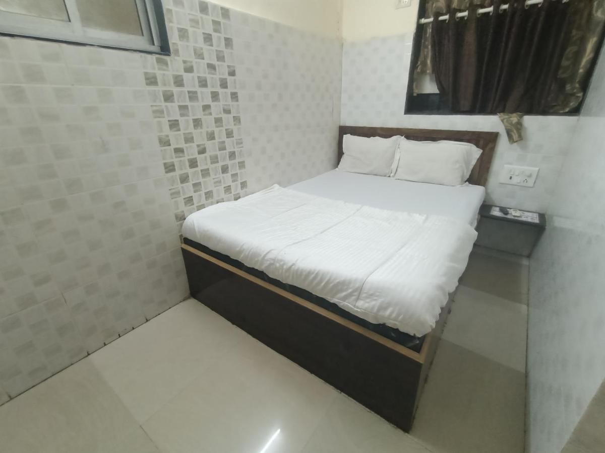 Guest house Ovo Residency Near Masjid Bunder Railway Station *