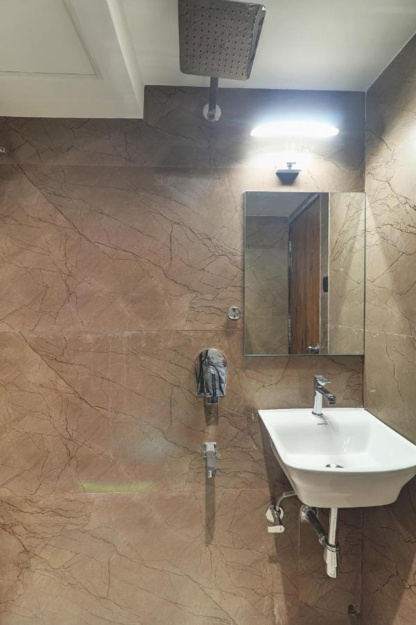 Hotel Embrace Near Exhibition Center Bombaim