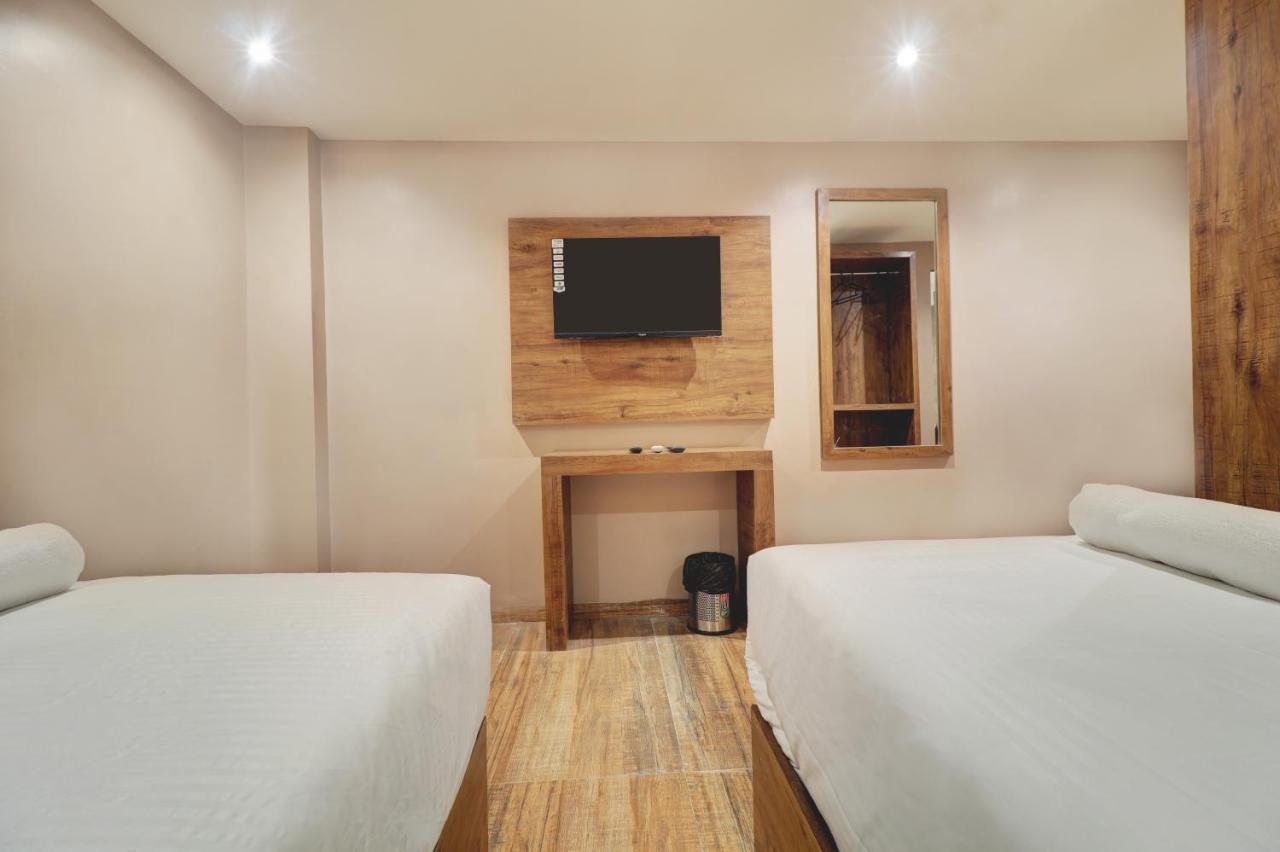 Hotel Embrace Near Exhibition Center Bombaim