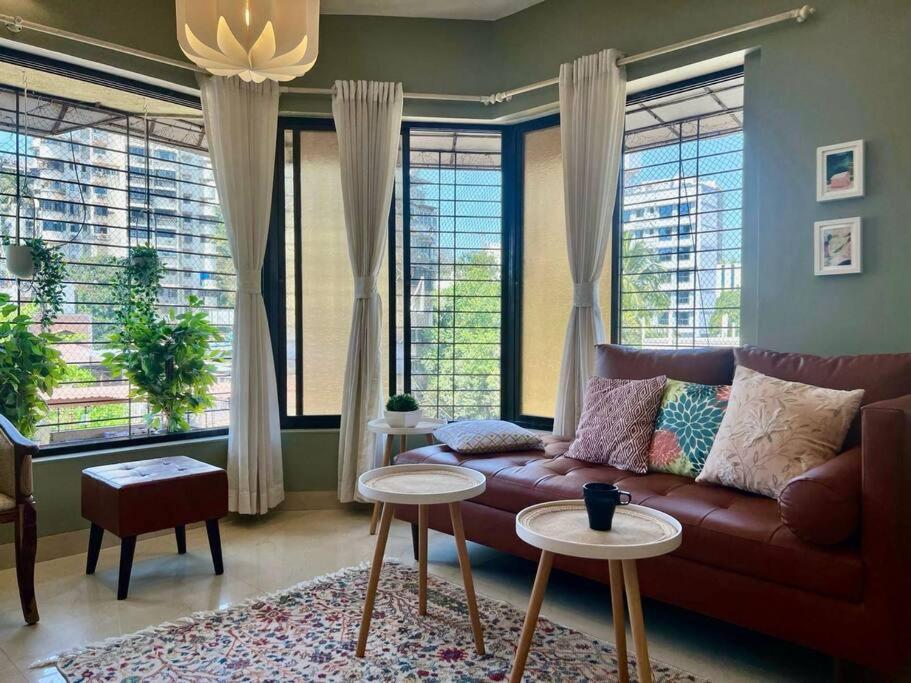 Apartamento Simon Lydia 5 - A Sunlit Charm In Bandra, Pali Village By Connekt Homes Bombaim