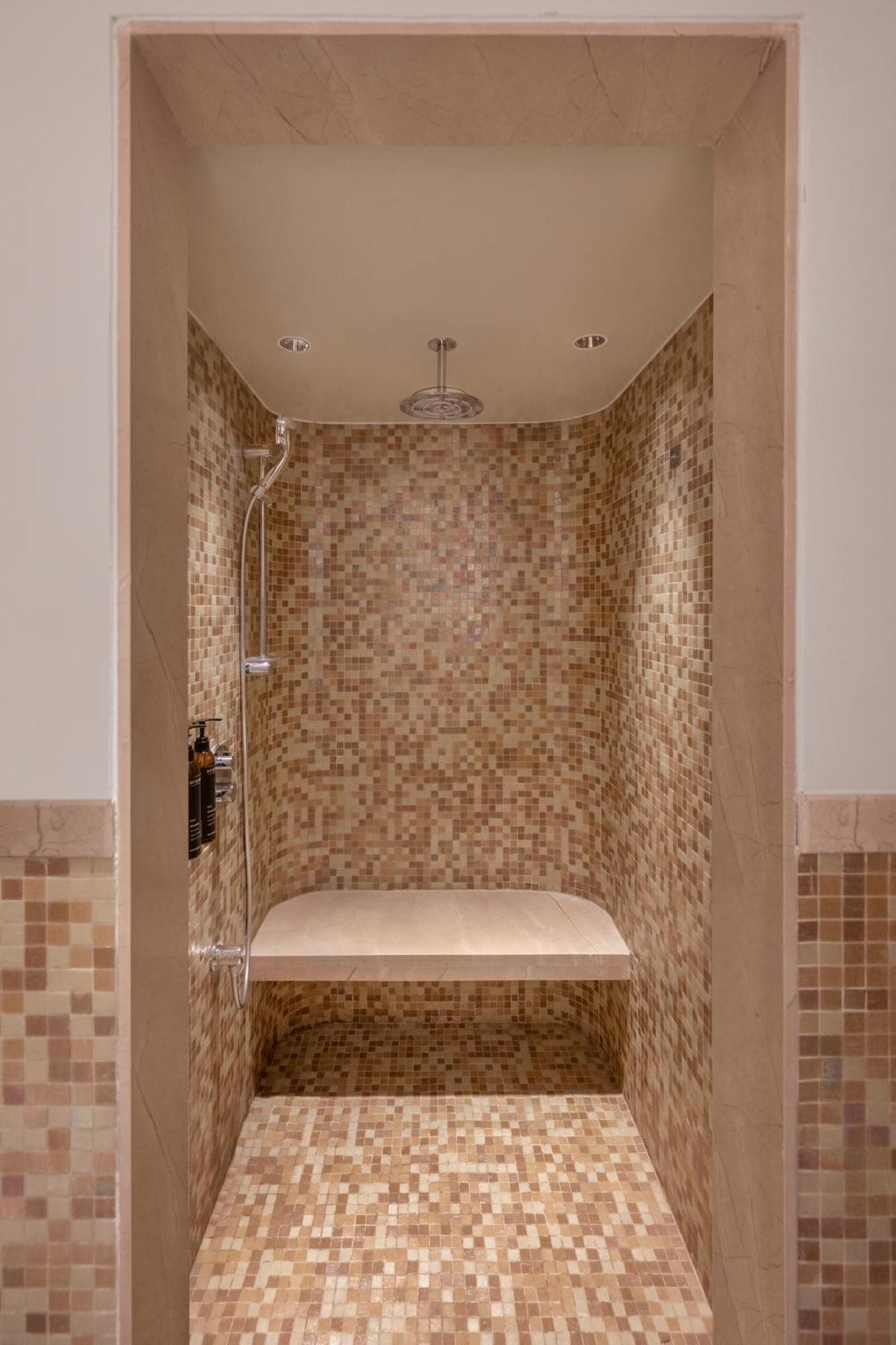 Hotel Aurika, International Airport - Luxury By Lemon Tree 5*