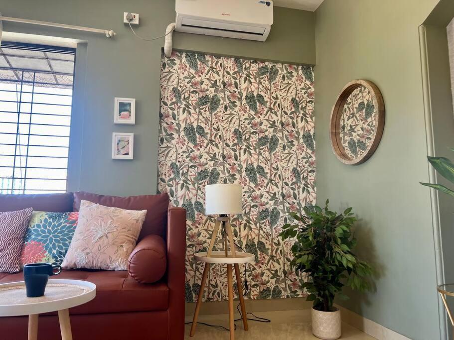 Apartamento Simon Lydia 5 - A Sunlit Charm In Bandra, Pali Village By Connekt Homes Bombaim