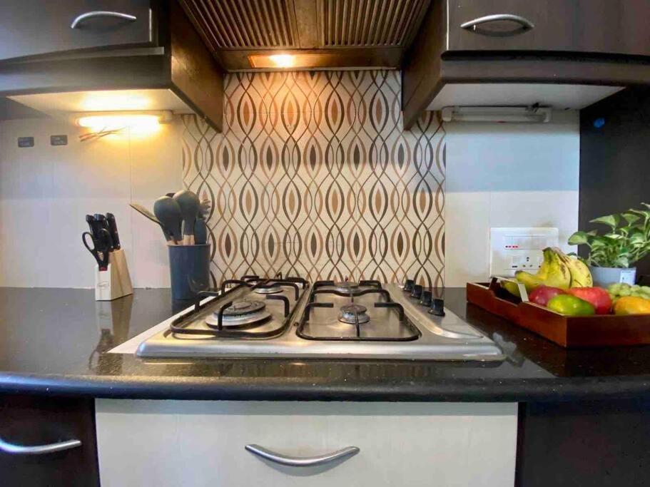 Simon Lydia 5 - A Sunlit Charm In Bandra, Pali Village By Connekt Homes Apartamento Bombaim