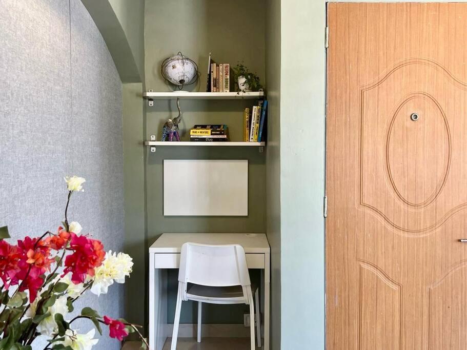 Apartamento Simon Lydia 5 - A Sunlit Charm In Bandra, Pali Village By Connekt Homes Bombaim