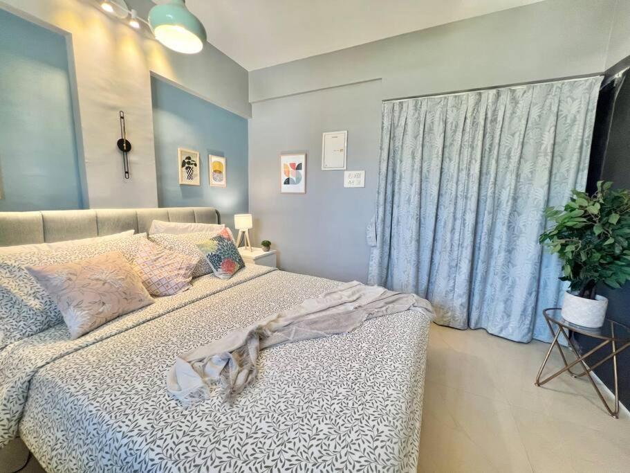 Apartamento Simon Lydia 5 - A Sunlit Charm In Bandra, Pali Village By Connekt Homes Bombaim
