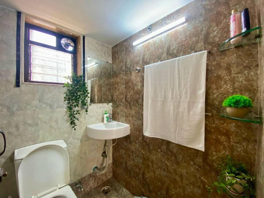 Apartamento Simon Lydia 5 - A Sunlit Charm In Bandra, Pali Village By Connekt Homes Bombaim