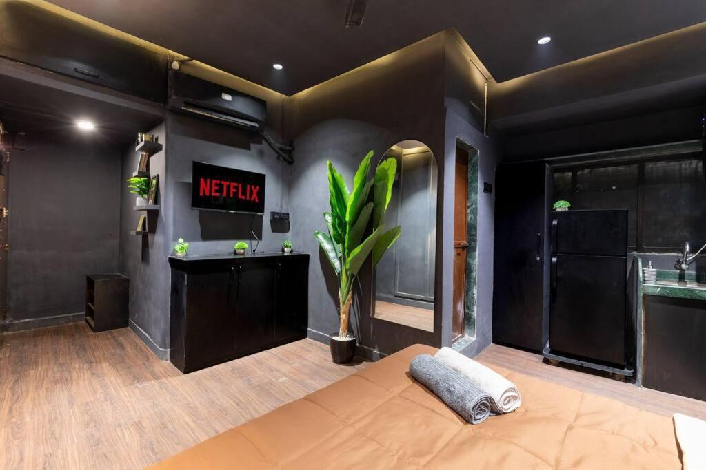 Welcome To The Darker Side Apartment *