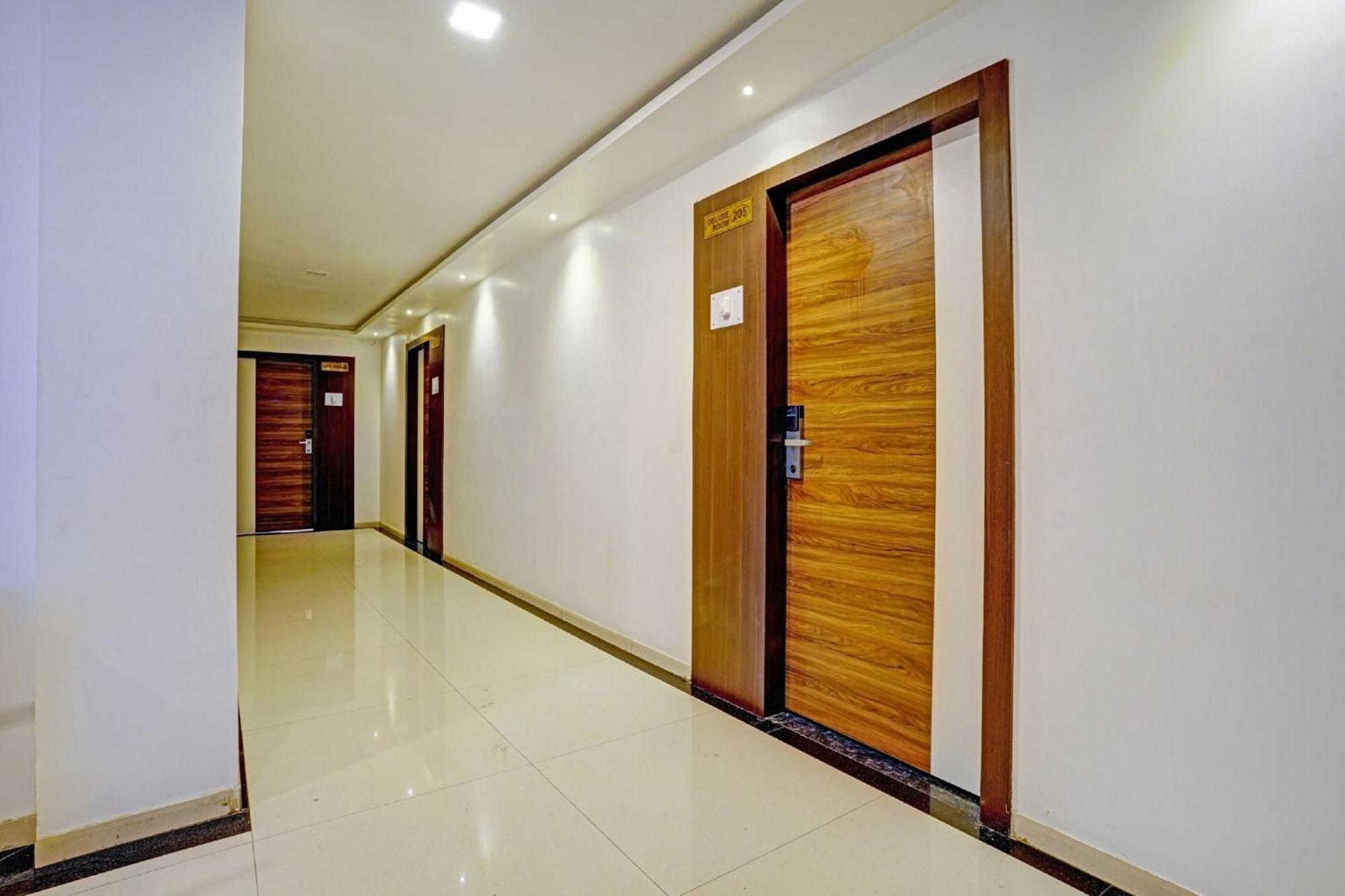 Collection O 81152 Krishna Hotel Bombaim