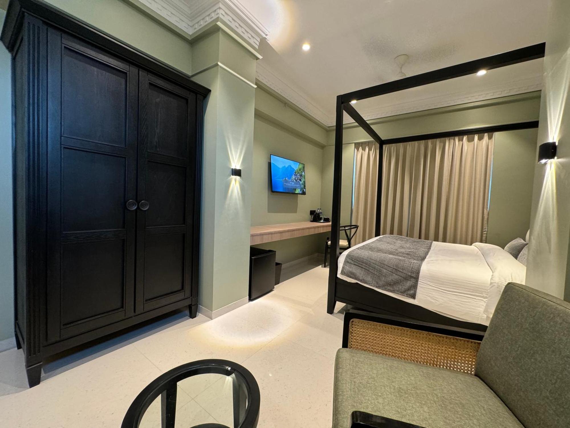 Hotel House, Valnai Malad